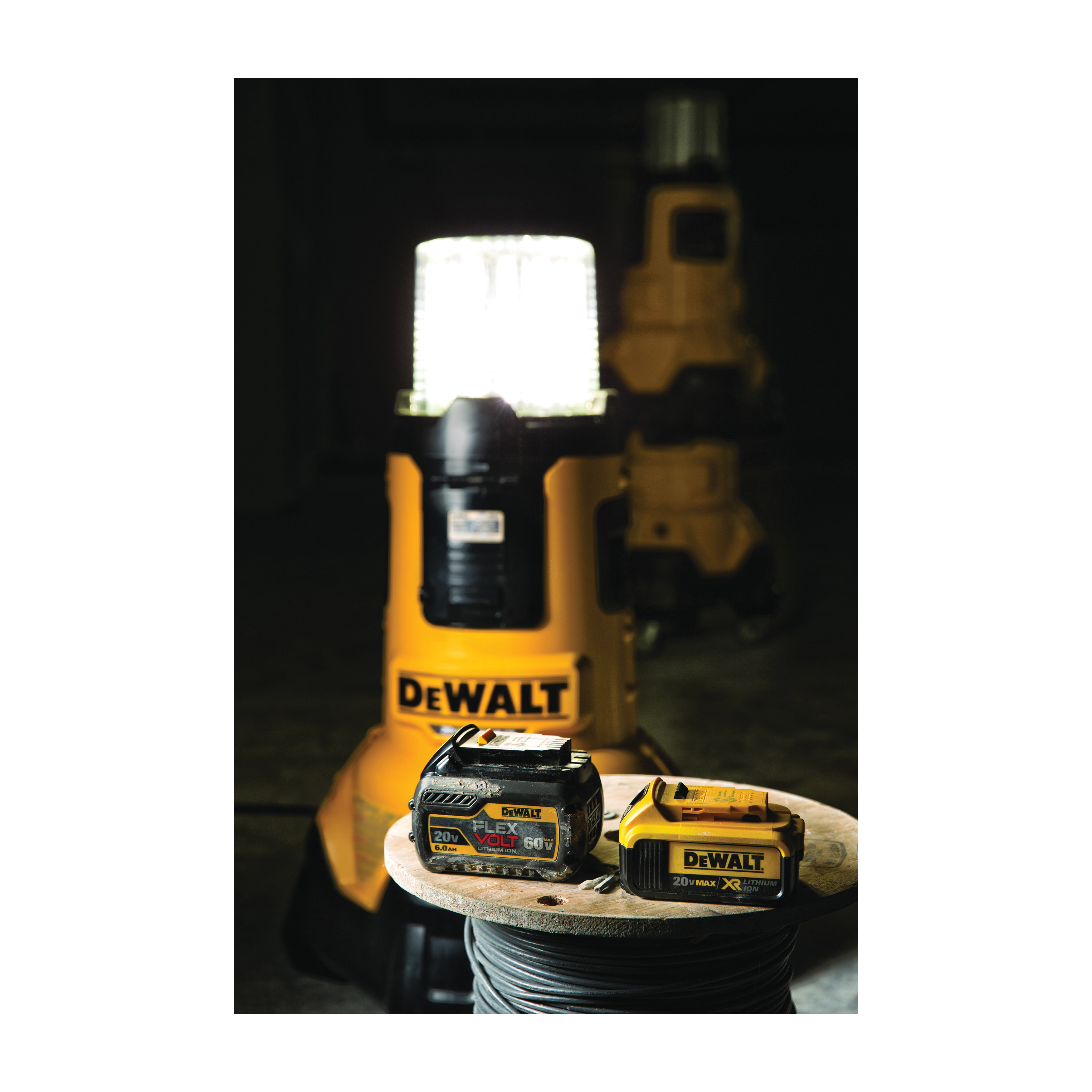 DeWALT® DCL070 Cordless Flashlights & Lights