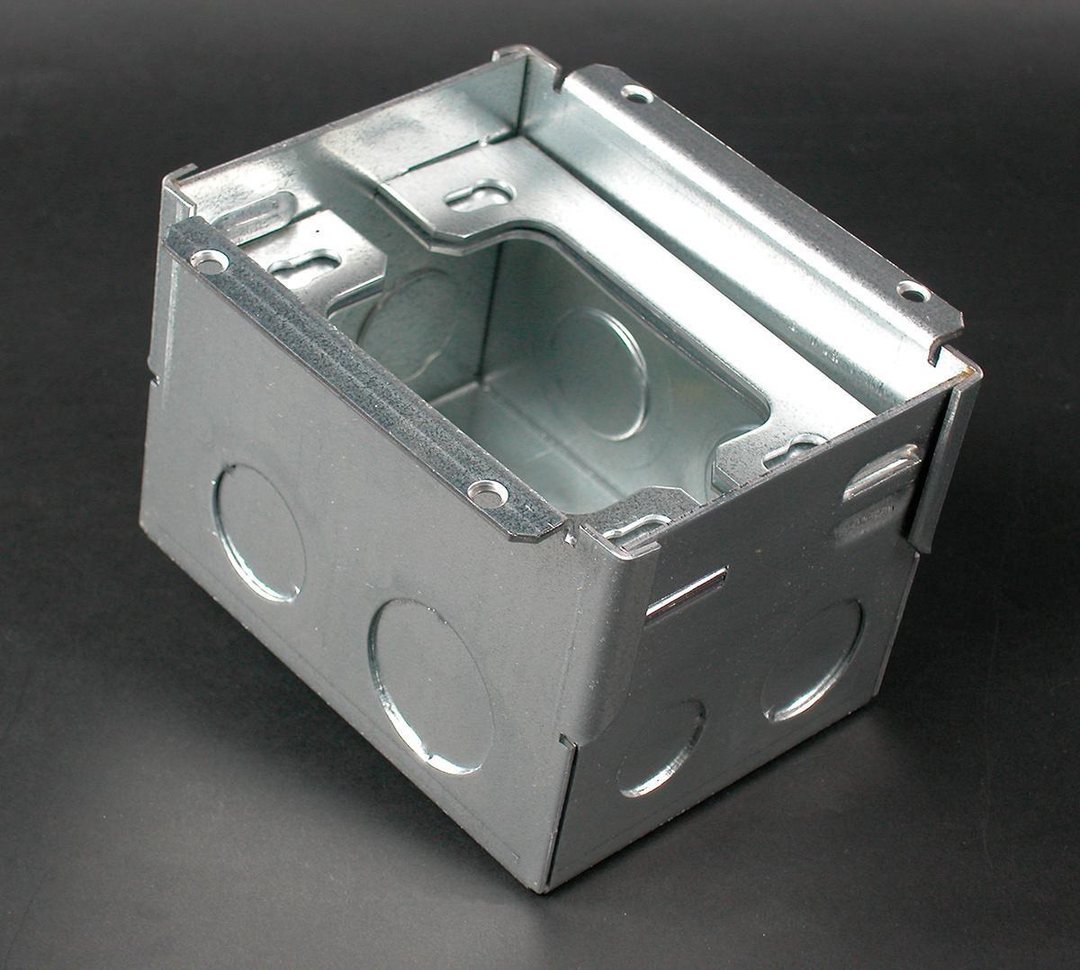 Wiremold® 880W1 Triple Service Floor Box, Steel, 53 cu-in Capacity, 1 Gangs, 10 Knockouts, 4-13/16 in L x 3-3/4 in W x 3-7/16 in H